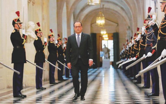 Copertina di Hollande: “Cambio la Costituzione, siamo in guerra”