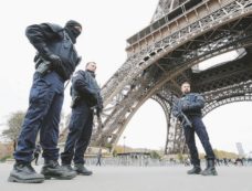 Copertina di L’intelligence col buco: gli errori dei servizi francesi