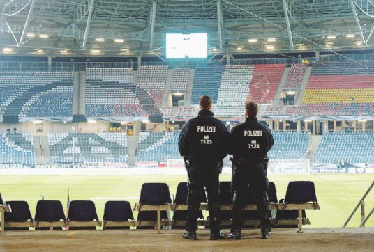 Copertina di “C’è una bomba”: panico allo stadio di Hannover
