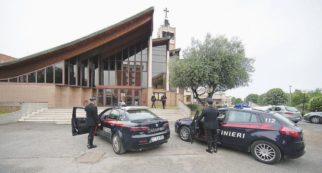 Copertina di Tra mitra e Misericordia, viaggio nella Roma impaurita che diserta piazza San Pietro