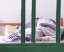 Copertina di Dimenticati dietro  le sbarre psichiatriche