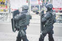 Copertina di Salah è un “vigliacco”  e ora lo cerca anche l’Isis