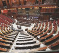 Copertina di Tornano le Riforme, ma i deputati stanno a casa