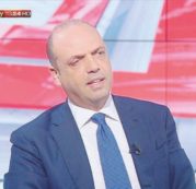 Copertina di Alfano preferisce non rispondere e se la prende col Fatto Quotidiano