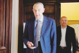 Copertina di De Caro “guerra nucleare” per proteggere la fidanzata