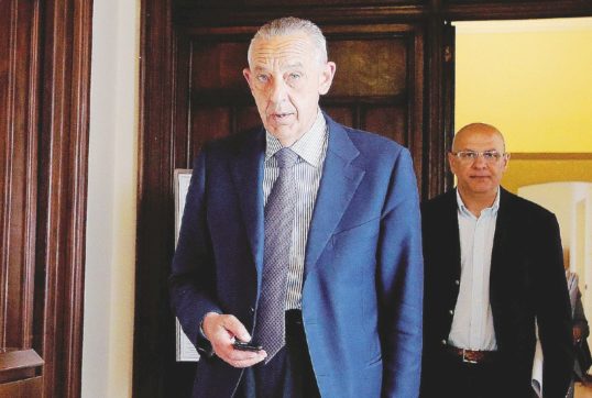 De Caro “guerra nucleare” per proteggere la fidanzata