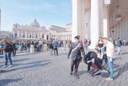 Copertina di Giubileo, Renzi controllerà i soldi (intanto “salva” Expo)