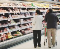 Copertina di Paradossi italiani: meglio buttare  cibo, che donarlo