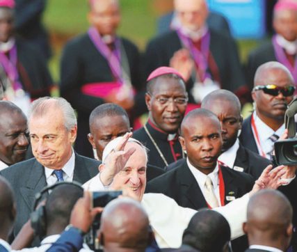 Il pontefice atterra in Africa: “Paura io? Mi spaventano le zanzare, non l’Isis”