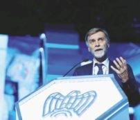 Copertina di I soldi non sono tutto: Delrio resiste al metodo Renzi-Padoan