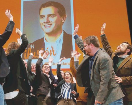 Rivera fa gol nei sondaggi, Rajoy resta fuori-campo