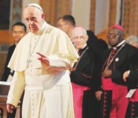 Copertina di Vatileaks, il Papa attacca: “Andiamo avanti con la pulizia”