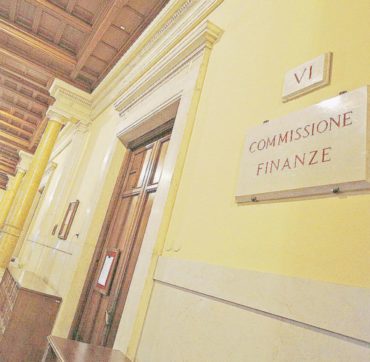 Copertina di Consulenti finanziati, vittoria per  le lobby