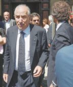 Copertina di Santi affari, il banchiere di Dio comprava azioni da se stesso