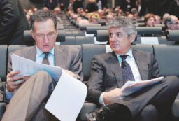 Copertina di Telecom, il piano di Renzi per controllare la rete