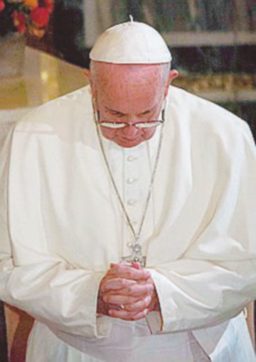 Copertina di Il Papa ammette: “Ogni tanto pregando mi addormento”
