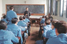 Copertina di Riportiamolo tra gli uomini Chiamiamolo Francesco