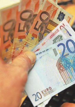 Copertina di L’Economist contro Renzi: “Coi 3 mila euro crescerà l’evasione”