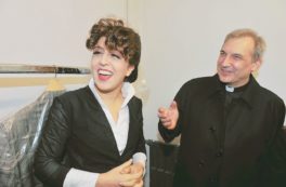 Copertina di Papa Francesca, l’incredibile ascesa poi la fumata nera