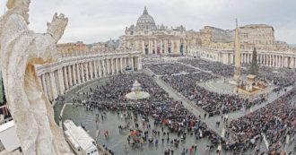 Copertina di Al via il Giubileo, alle 19 la cerimonia con l’apertura della Porta Santa: attese 7 mila persone, presente anche la premier Meloni. Misure di sicurezza al massimo