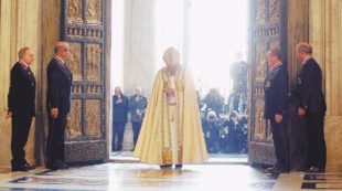 Copertina di “Quel Papa che entra e trova i fotografi: errore da non fare”