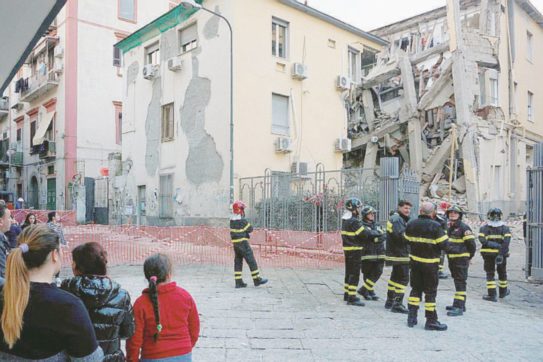 Crollo all’Università di Napoli Gli studenti:“Colpa dei tagli”
