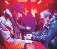 Copertina di A New York con Mastandrea, portando i sottoproletari a corte