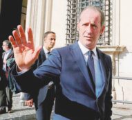 Copertina di “La Lega contro tutti, ma Zaia firmò per i derivati”