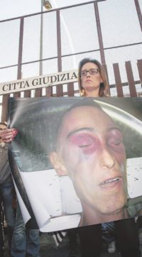 Cucchi, il pm scopre le carte: “Così fu pestato dai carabinieri”