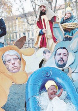 Copertina di Torino, presepe gay: Salvini è il bue, Giovanardi l’asinello