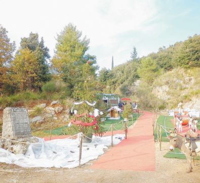 Il parco giochi di Natale sulla tomba dei soldati