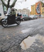 Copertina di Corruzione capitale “Mazzette al 4% e le buche restano”