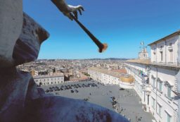 Copertina di Renzi scarica Bankitalia e Consob, il Colle salva Visco