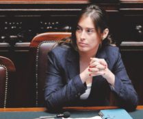 Copertina di Ore 9, si apre il processo alla Boschi ma il Pd non sa ancora chi la difende