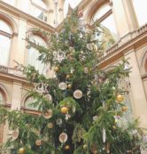 Copertina di Parlamento, Natale austero ma a casa regali senza limite