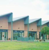 Copertina di “Più outlet per tutti”. L’aiutino di Renzi agli amici di papà