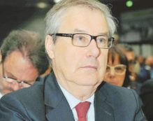 Copertina di Caro Babbo Natale hai troppa concorrenza: le richieste le inviano ai “babbi” dei  ministri