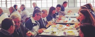 Copertina di Dalla mensa al nipotino: com’è umano il candidato