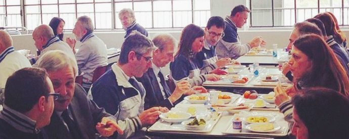 Dalla mensa al nipotino: com’è umano il candidato