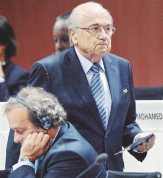 Copertina di Cadono gli dei del calcio: Blatter e Platini squalificati per 8 anni