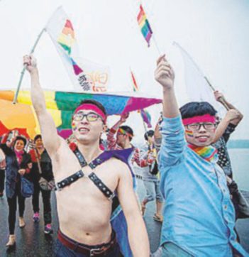 Il Dragone ora accetta le coppie omo:  valgono affari per 300 milioni di dollari