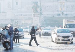 Copertina di Diplomatici, formaggi e atleti. C’è il blocco ma circolano tutti