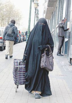 Da ieri veli islamici vietati negli uffici  e negli ospedali