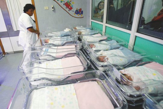 “Nel 2015 meno di 500 mila nati, mai così pochi dall’Unità d’Italia”