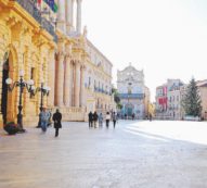 Copertina di Due suicidi a Capodanno tra il mare e la paura