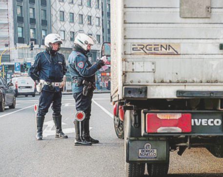 Smog, scatta lo stop napoletano:  la Municipale fa  300 multe  Milano, limiti superati per i botti