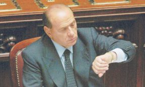 Copertina di Gaffe internazionali, omaggi e tangenti: è il Fattore Orologio