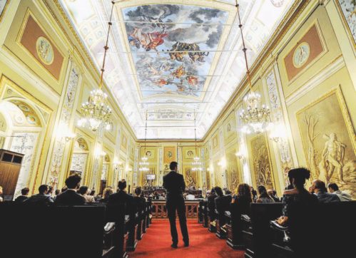 Metal detector e perquisizioni: Assemblea siciliana nel terrore