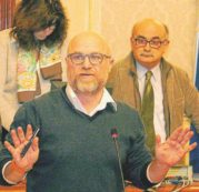 Copertina di Nogarin sull’orlo di una crisi di nervi:  “Con i dem mai, devono morire”