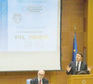 Copertina di Cortocircuito gufi: distraggono la stampa